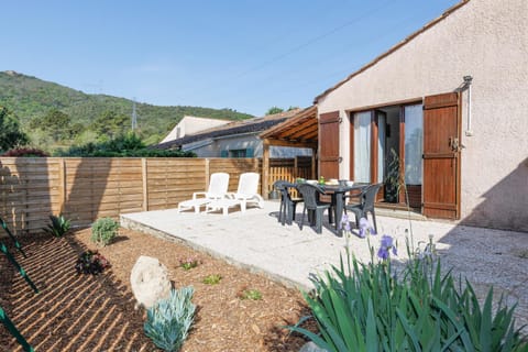 Property building, Day, Garden, Dining area, sunbed