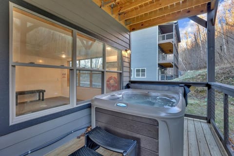 Honeybear Hideaways - New Bear-Themed Cabin Cozy and Family Friendly Retreat with Indoor Pool, Game Room, Bear Room and Hot Tub Cabin in Gatlinburg