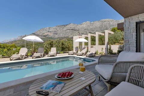 Seating area, Swimming pool, sunbed