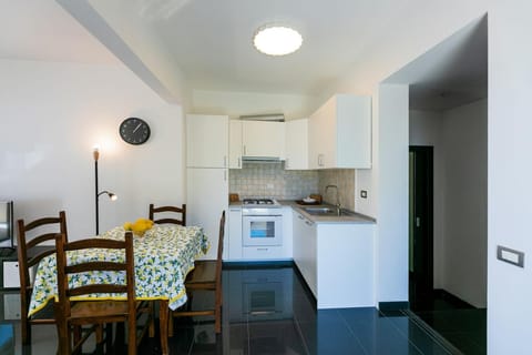 Dining area, oven, stove