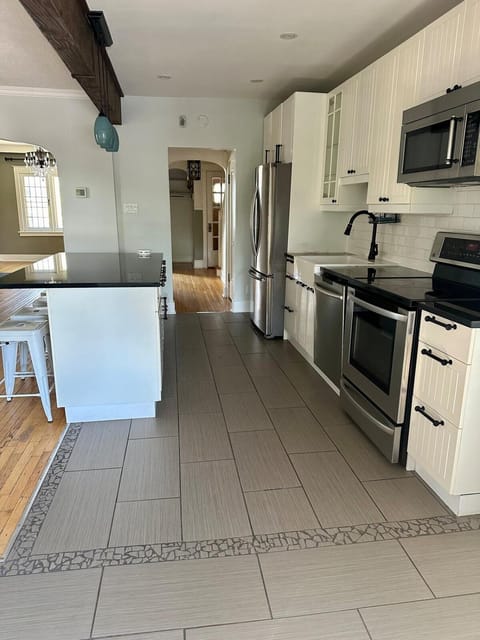 The Dows retreat with 2 car driveway House in Gatineau