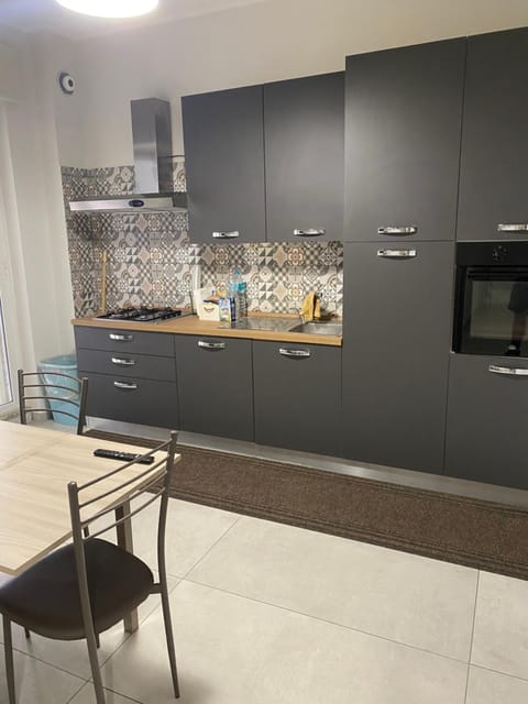 Kitchen or kitchenette, Dining area, minibar, oven, stove