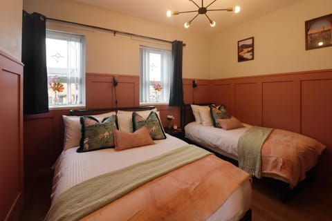 Superb Large Bespoke 5 Star Detached Villa, Prime Location, Belfast Stay Villa in Belfast