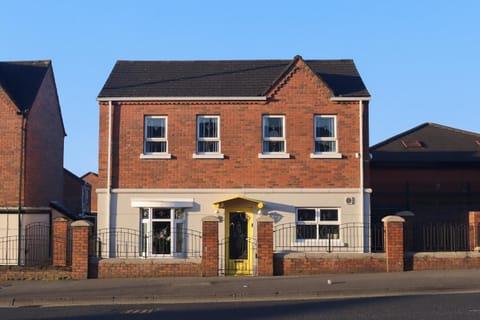 Superb Large Bespoke 5 Star Detached Villa, Prime Location, Belfast Stay Villa in Belfast