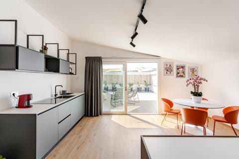 Kitchen or kitchenette, Dining area, stove