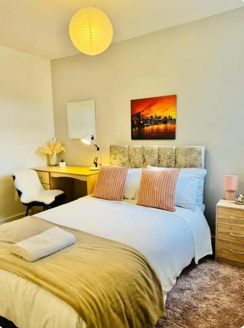 Bed, Living room, Photo of the whole room, Seating area, Bedroom