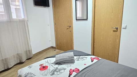 Bed, TV and multimedia, Photo of the whole room, Bedroom, towels, wardrobe