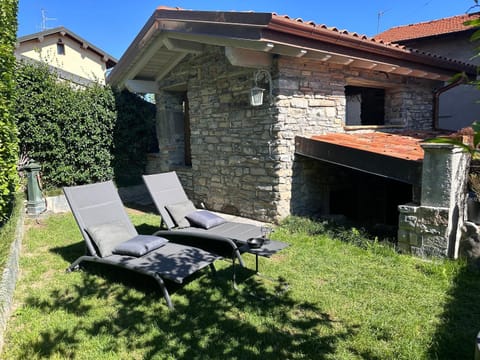 Property building, Spring, Day, Garden, Garden view, sunbed