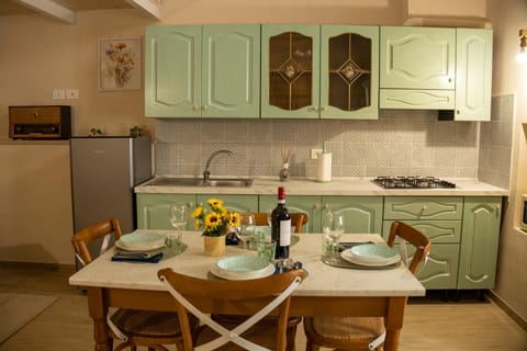 Kitchen or kitchenette, Dining area