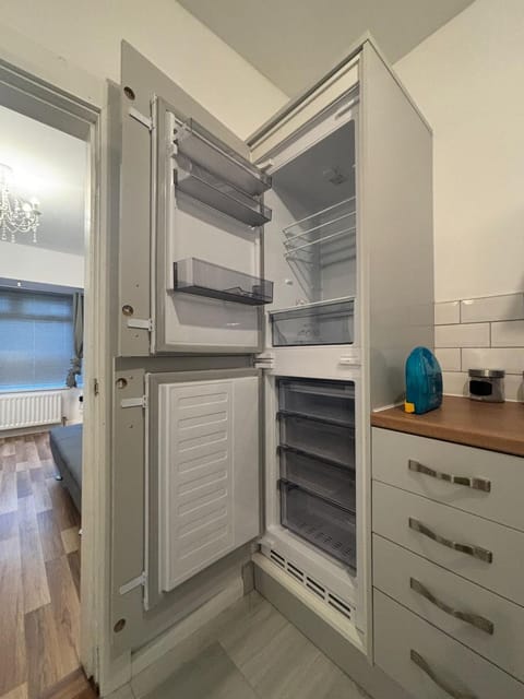 Kitchen or kitchenette, oven