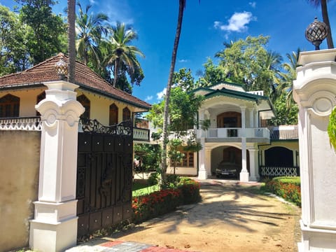 Facade/entrance