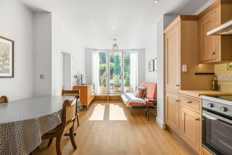 Kitchen or kitchenette, Living room, Seating area