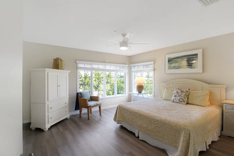 Stylish Longboat Key townhome minutes to beach Ospreys Nest House in Longboat Key