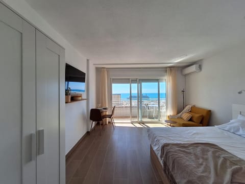 Bed, Natural landscape, TV and multimedia, Photo of the whole room, Bedroom, Sea view, wardrobe