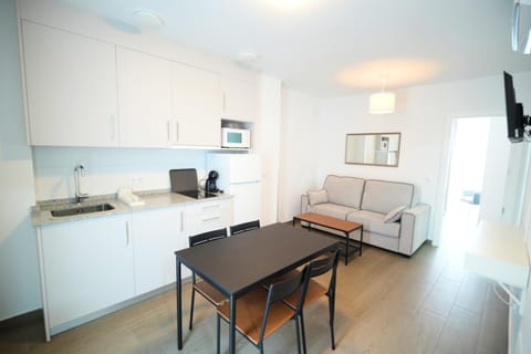 TV and multimedia, Kitchen or kitchenette, Living room, Seating area, Dining area