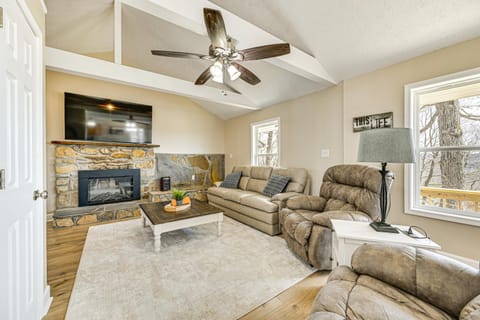 Water-View Deck Home on Dale Hollow Lake House in Tennessee