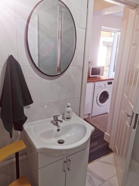 Shower, Bathroom, towels