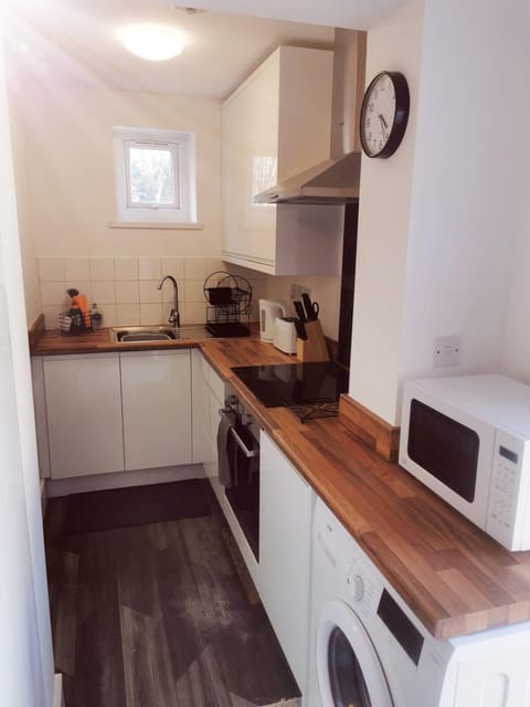 Coffee/tea facilities, Kitchen or kitchenette, microwave, oven, stove, toaster, washing machine