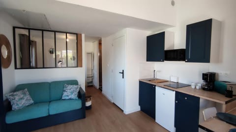 Kitchen or kitchenette, Living room, Seating area, stove