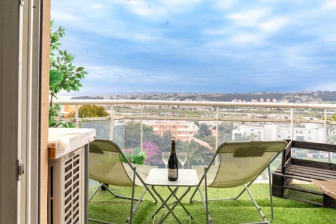 Studio équipé dans une résidence avec piscine à 10mn du centre ville Apartment in Nice