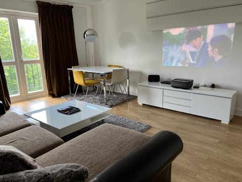 Communal lounge/ TV room, TV and multimedia, Living room, Seating area, Evening entertainment, Dinner