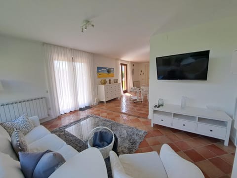 TV and multimedia, Living room, Seating area, Evening entertainment