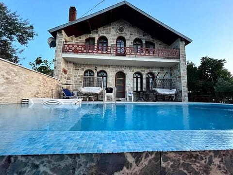 Property building, Patio, Balcony/Terrace, Pool view, Swimming pool, Swimming pool, Sports, sunbed
