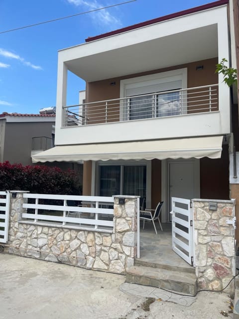 Property building, Day, Balcony/Terrace