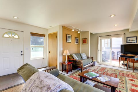 Hot Tub and Decks Central Hood River Townhome! House in Hood River