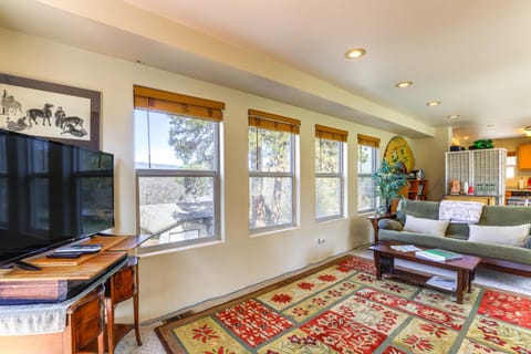 Hot Tub and Decks Central Hood River Townhome! House in Hood River