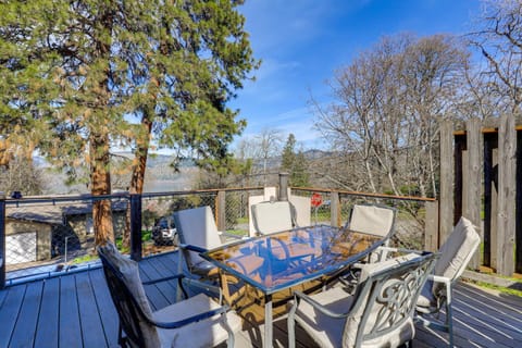 Hot Tub and Decks Central Hood River Townhome! House in Hood River