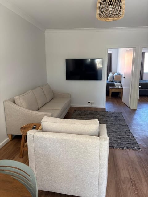 Communal lounge/ TV room, TV and multimedia, Living room, Seating area, Evening entertainment