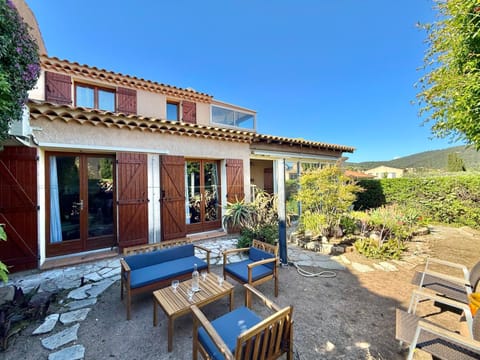 Property building, Garden, Seating area, Garden view