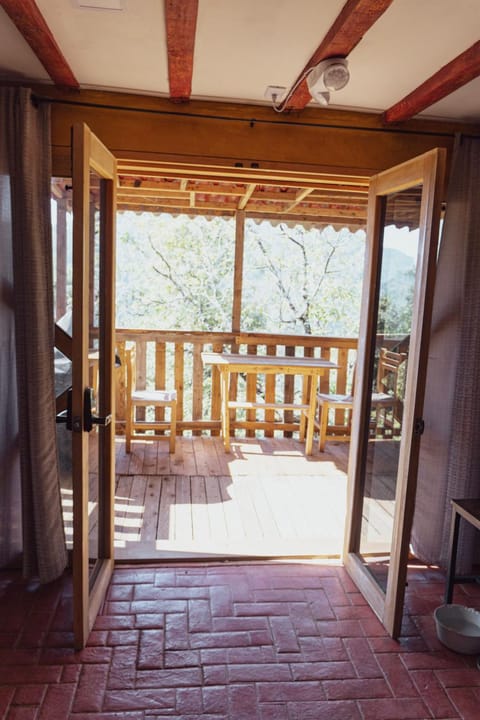 Facade/entrance, Day, Balcony/Terrace