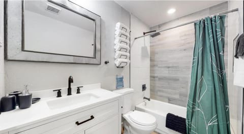 Modern Family Home with Three King Beds Near VA & Anschutz House in Aurora