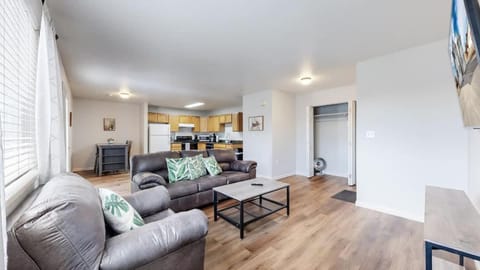 Great Two King Bed Rooms Near Airport Ideal Stay Apartment in Brighton