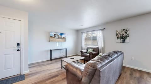 Great Two King Bed Rooms Near Airport Ideal Stay Apartment in Brighton