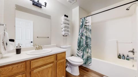 Great Two King Bed Rooms Near Airport Ideal Stay Apartment in Brighton