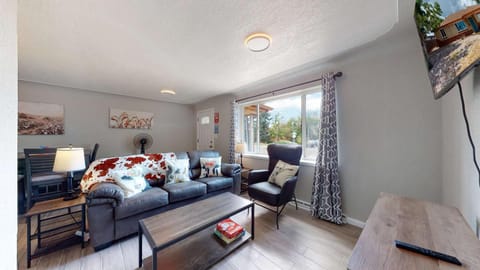 Communal lounge/ TV room, TV and multimedia, Living room, Seating area, Evening entertainment