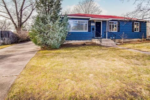 Family Home with Large Yard & Golf Theme Near Rail House in Denver