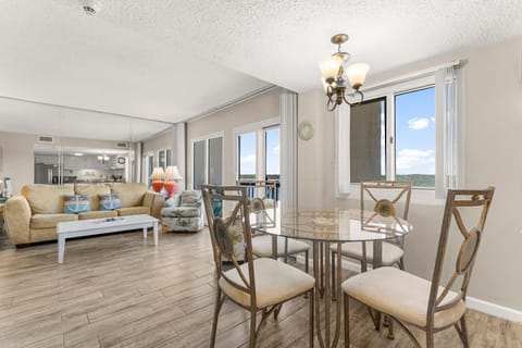 Balcony/Terrace, Living room, Dining area, Lake view