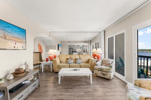 TV and multimedia, Balcony/Terrace, Living room, Seating area, Lake view