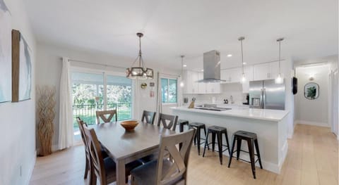 Kitchen or kitchenette, Dining area, pet friendly