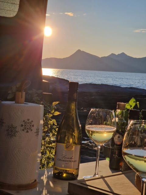 Day, Natural landscape, Food and drinks, Dining area, Lake view, Mountain view, Sea view, Drinks, Alcoholic drinks