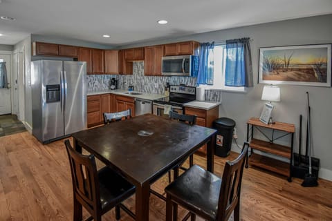 Kitchen or kitchenette, Dining area, pet friendly