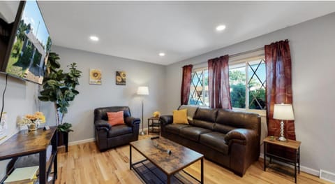 Communal lounge/ TV room, TV and multimedia, Living room, Seating area, Evening entertainment