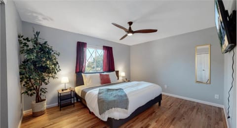 Bed, TV and multimedia, Photo of the whole room, Bedroom