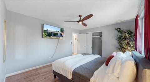 Bed, TV and multimedia, Photo of the whole room, Bedroom, air conditioner