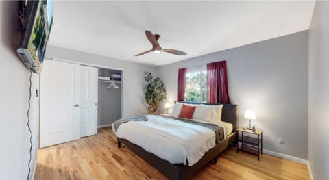 Bed, TV and multimedia, Photo of the whole room, Bedroom, wardrobe