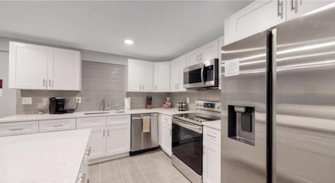 Coffee/tea facilities, Kitchen or kitchenette, dishwasher, microwave, stove